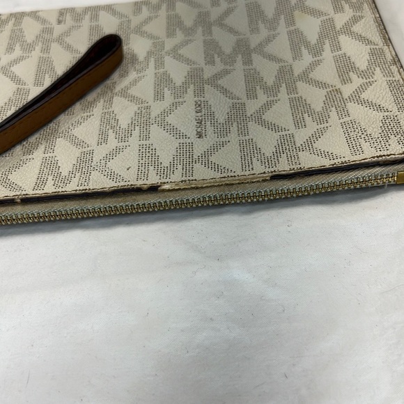 Micheal Kors wristlet leather - Picture 9 of 11